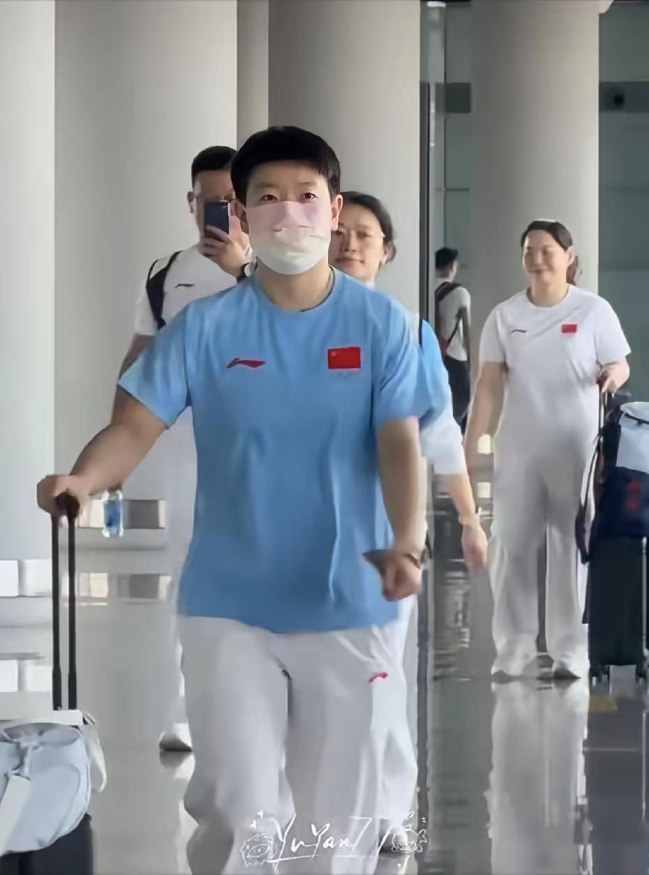 名古屋，莎莎来了发现有网友在机场拍他们佳佳竟然也跟着来了保护莎莎来了，我听