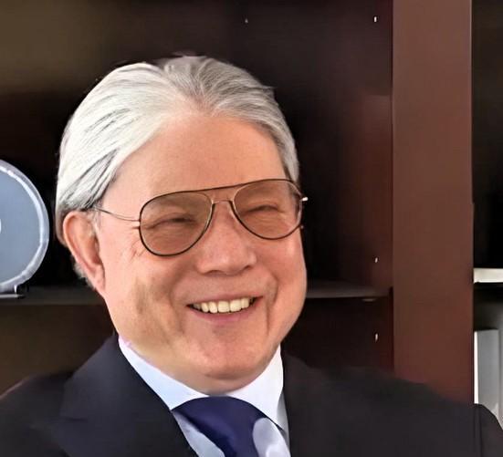 霍震霆看见孙子捏着几张皱巴巴的零钱，在便利店冰柜前犹豫了五秒。就为了一根三块的