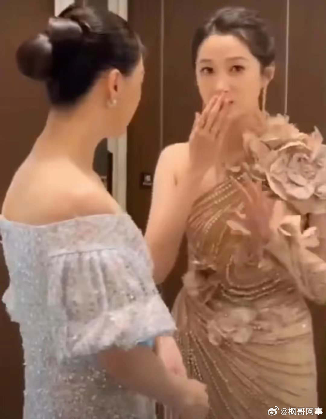 关晓彤戒指关晓彤的戒指，蒋欣的好心，娱乐圈猜测何时休?白玉兰奖颁奖现场，关晓彤手
