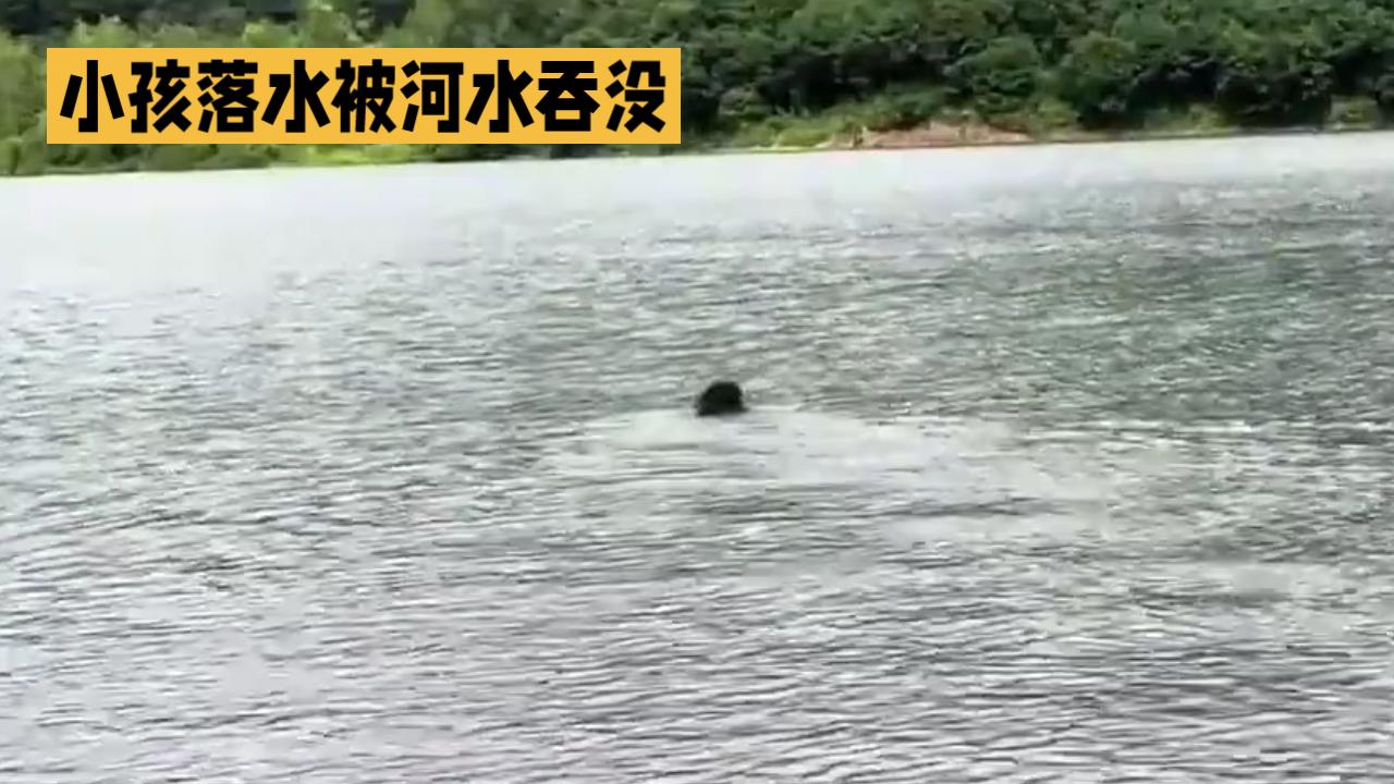 千钧一发孩童失足落入深水，路人赵峰毫不犹豫跳水奋力营救凡人善举见义勇为暖心