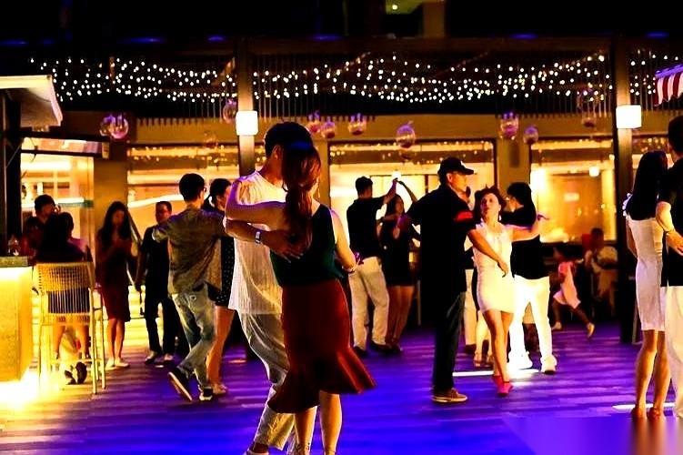 下午3点。一个五十岁左右的阿姨走过来，脸上带着点不好意思的笑，轻声说，老板，跳