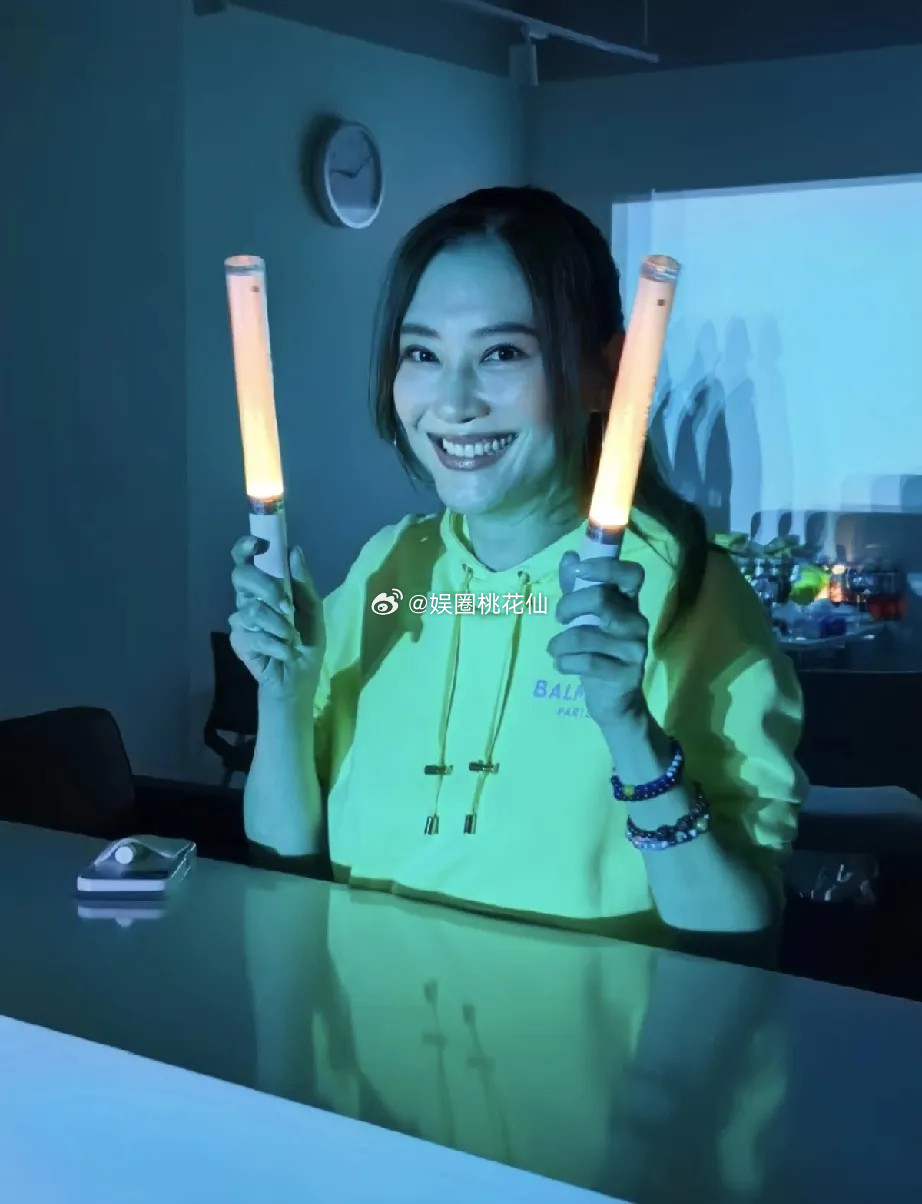 陈小春的浙江诸暨演唱会，应采儿站在2楼包厢，竟然成了全场焦点，路人镜头下的她笑得