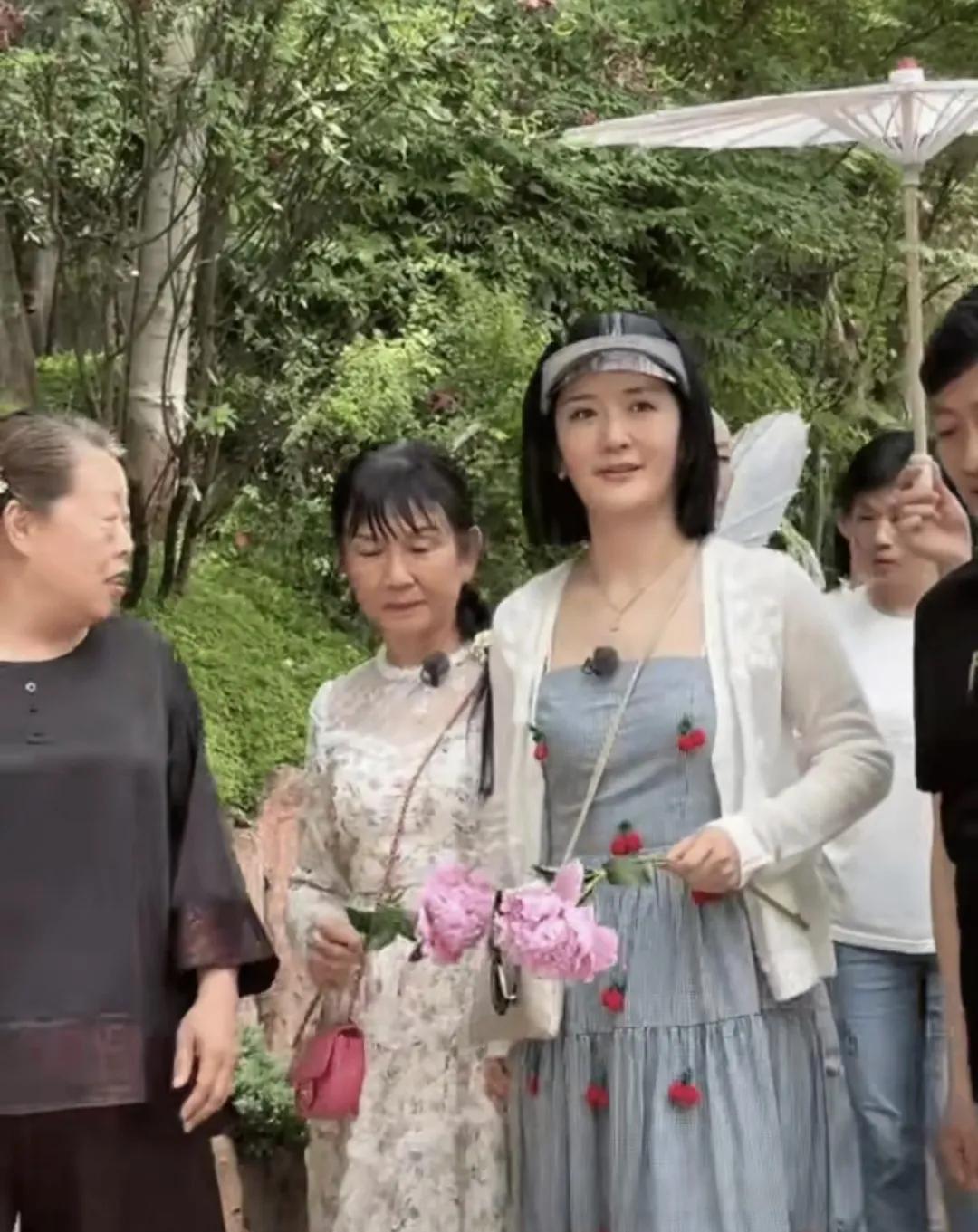 某种程度上来说，谢娜真的从不嫌弃自己的妈妈呢，自己是明星有审美能力，妈妈穿的像个