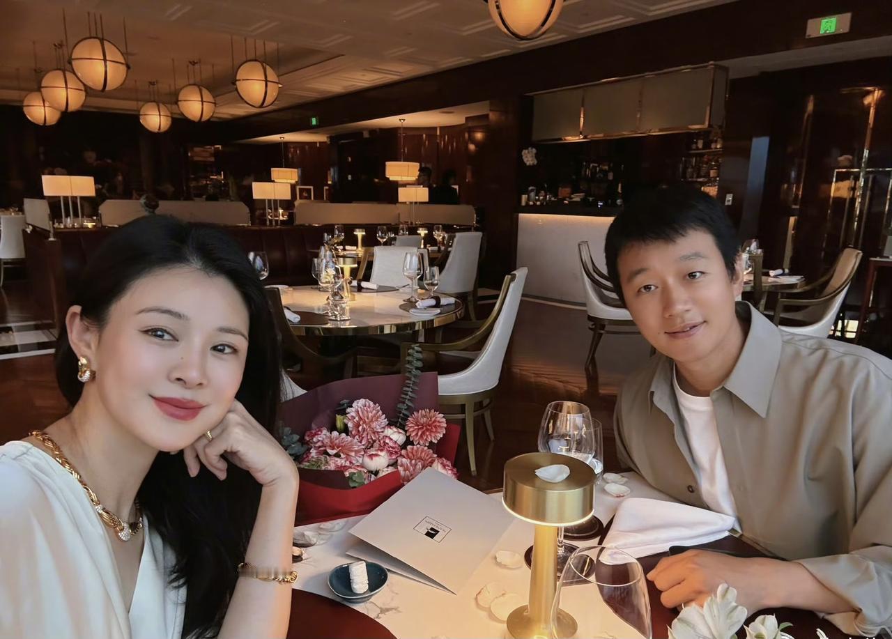 8月20日，佟大为晒与老婆关悦合影，庆夫妻俩结婚19周年快乐。佟大为与关悦是