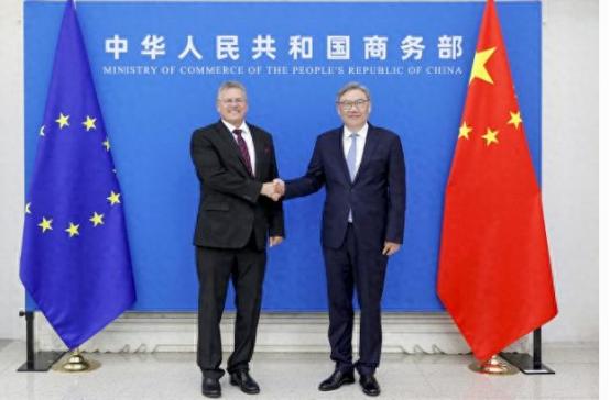 摊牌了？欧洲真要跟咱们打一场贸易战！说实话，我对于欧洲这种飞蛾扑火的执着劲，表示