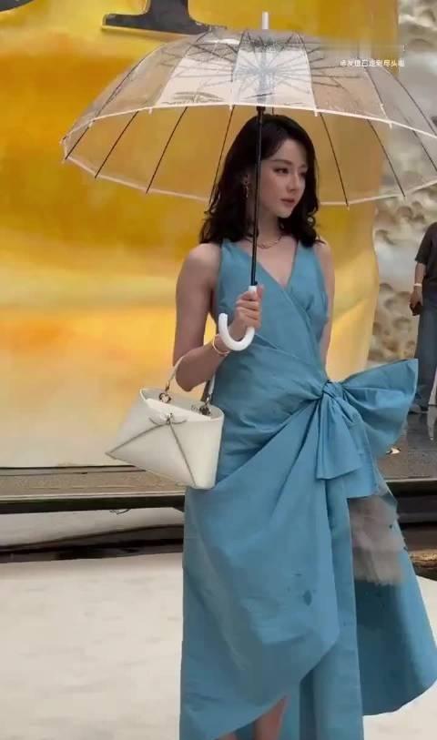 迪丽热巴的化妆师王亚飞又被骂了，你们觉得该不该骂王亚飞迪丽热巴​​​