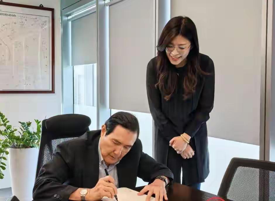 马英九挥毫赠字郑丽文引爆舆论！八字藏玄机暗合两岸未来？书法背后政治密码全解析