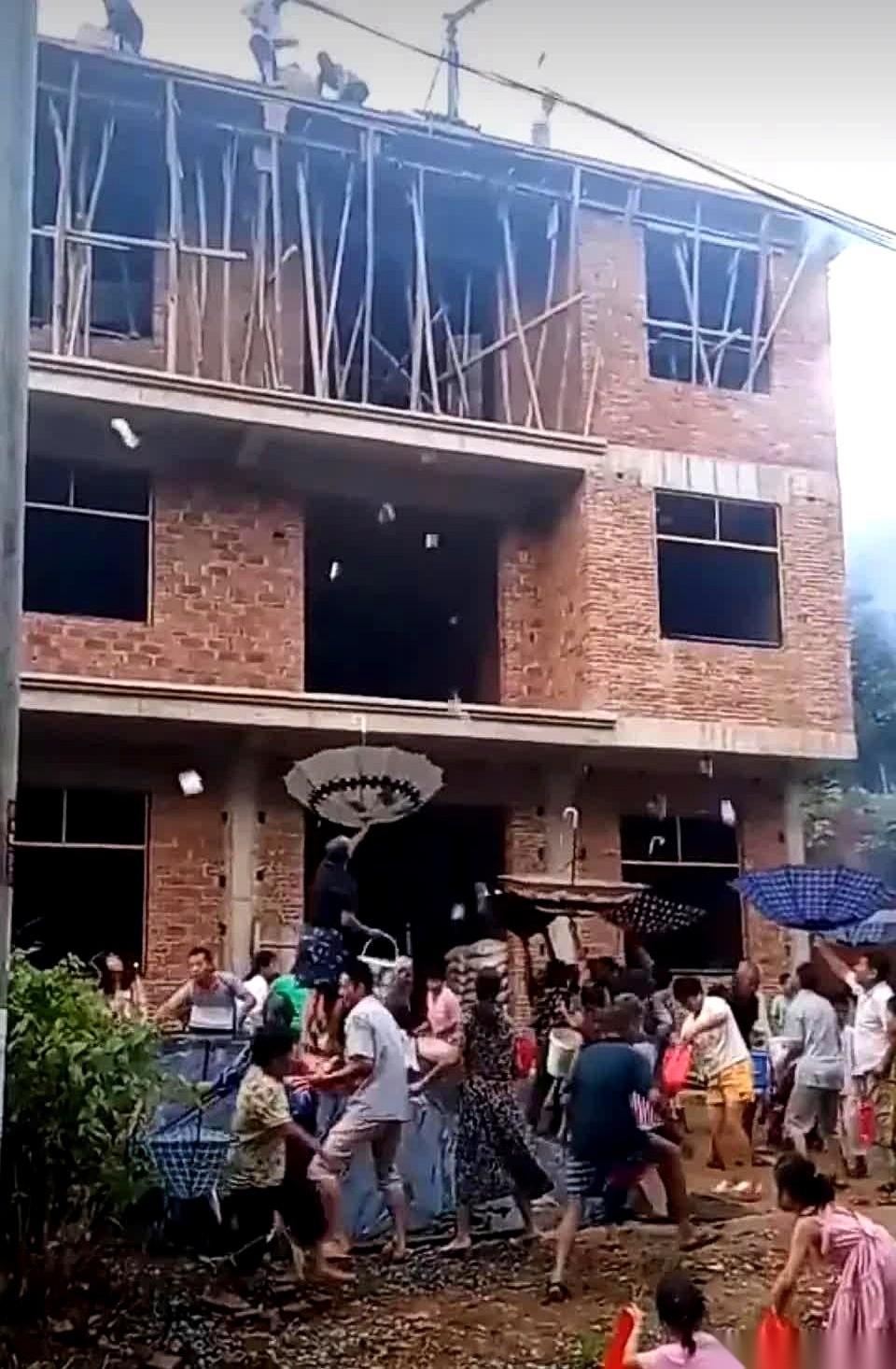 我家修个老屋，隔壁大叔天天跑来“监工”。说怕我们墙砌高了，挡他家阳光。我直接