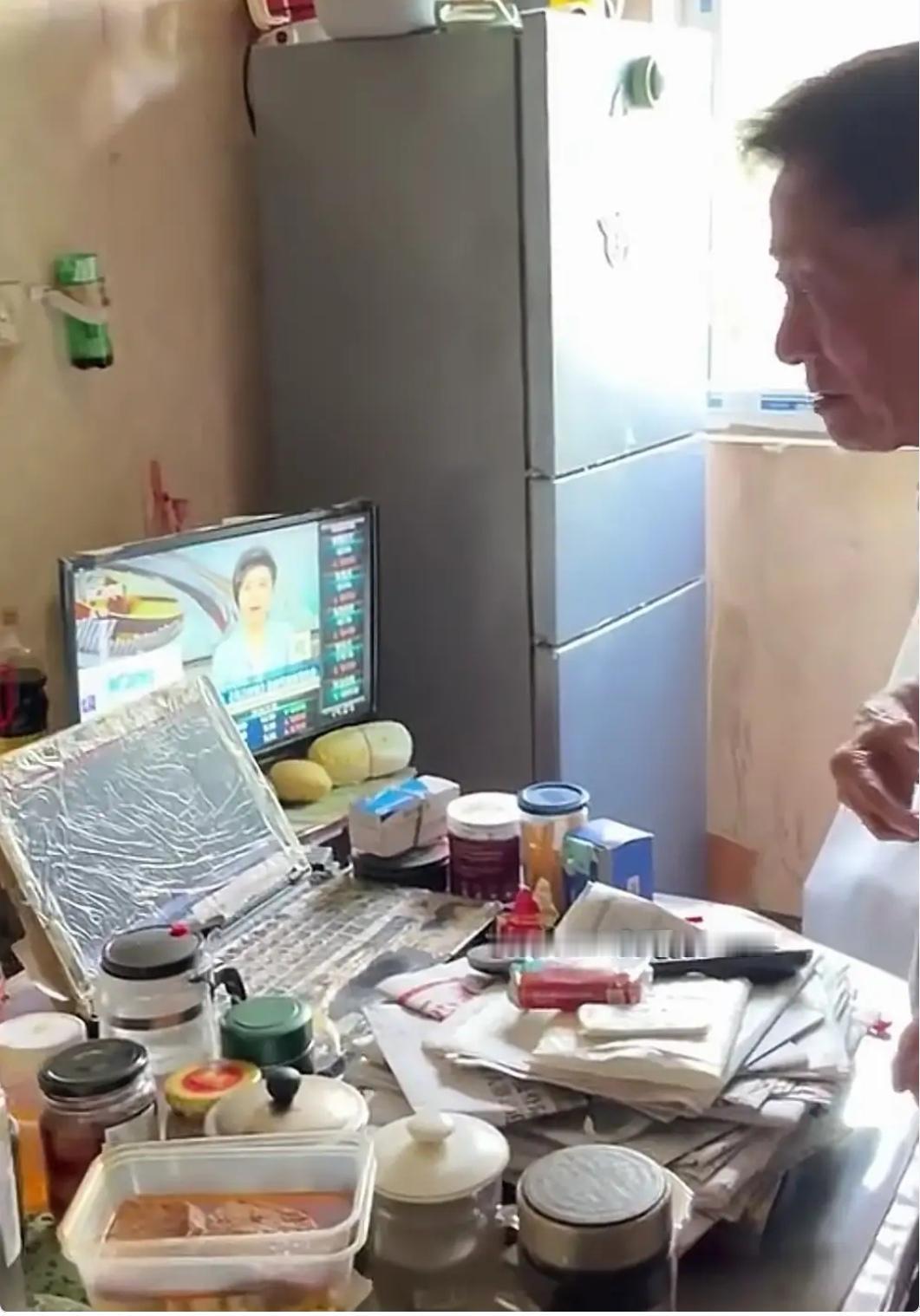 都说上海建工爷叔家里穷，在上海属于低收入群体，看他的居住条件，真的不咋样，但54