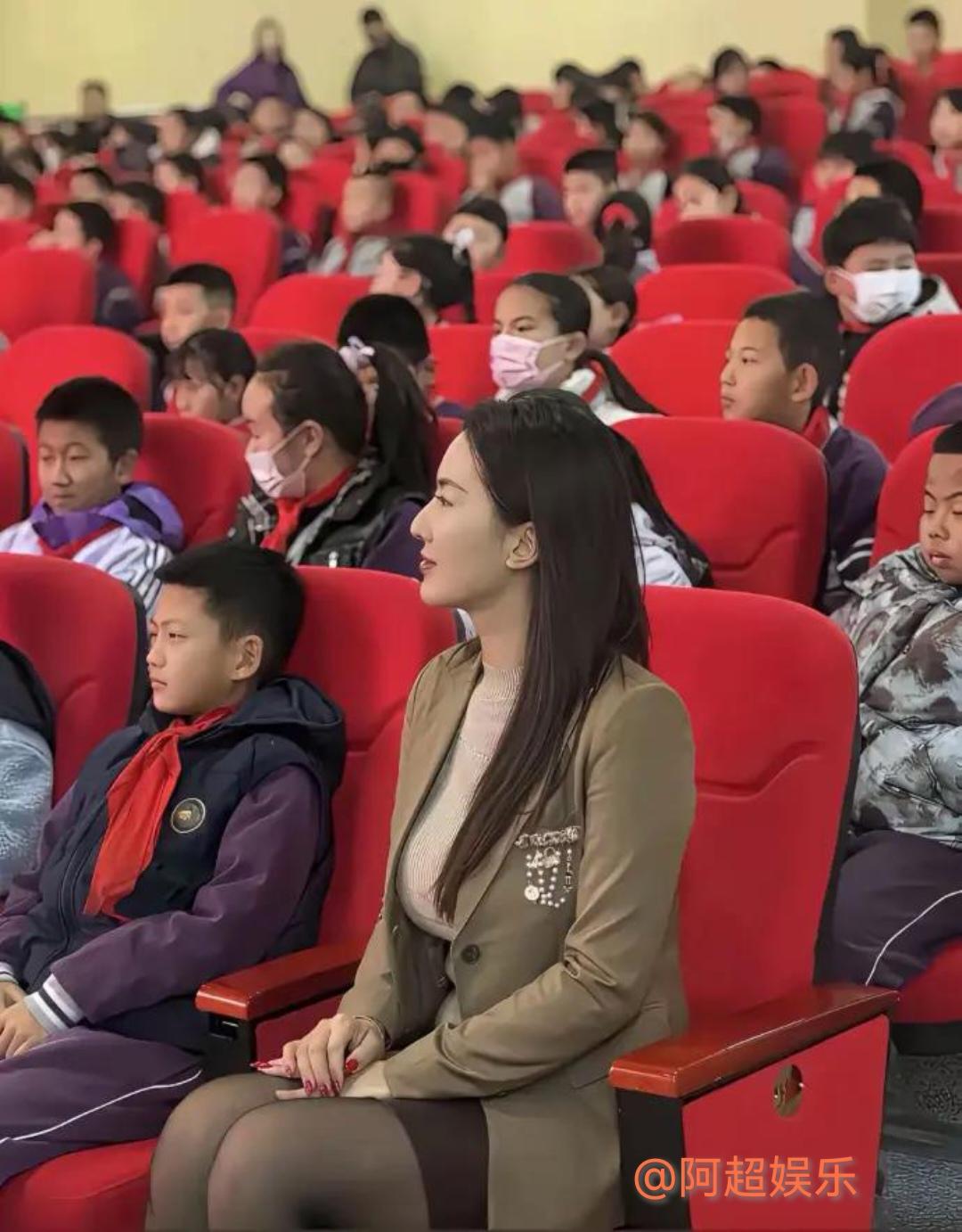 学校的老师气质真好老师