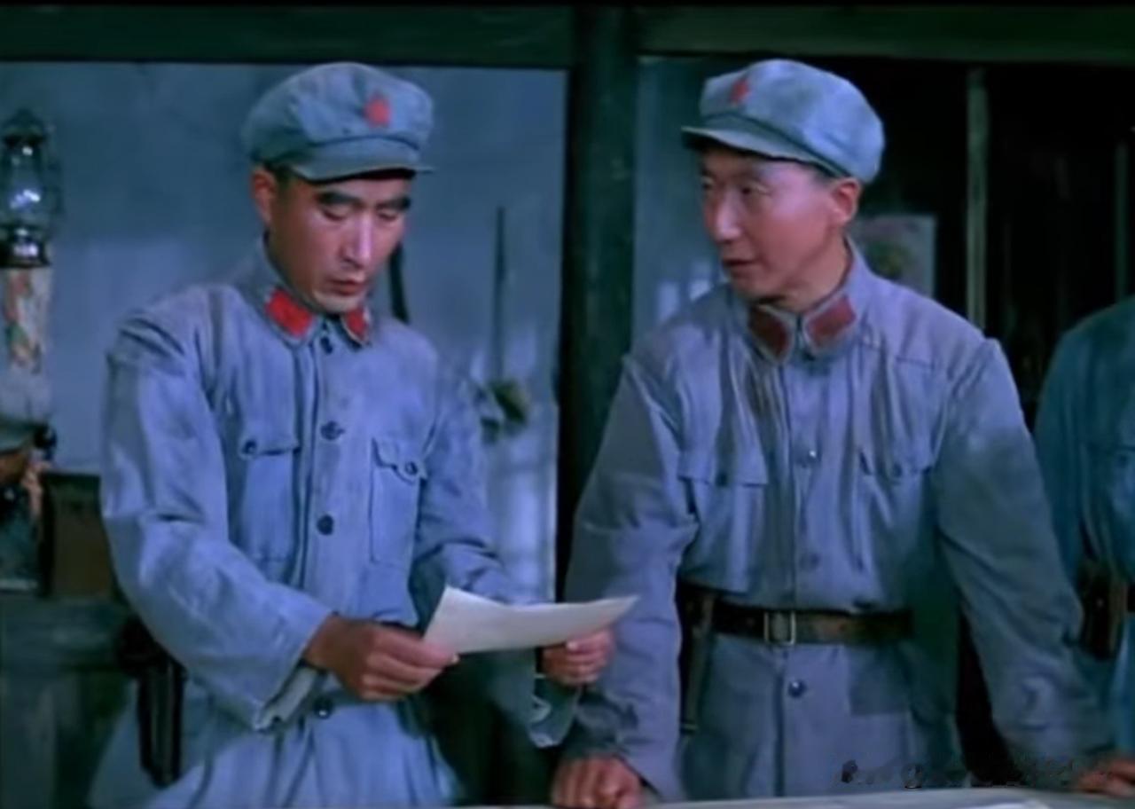 好多朋友说老版《四渡赤水》里一军团军团长的扮演者是老演员李雪健，我不相信。