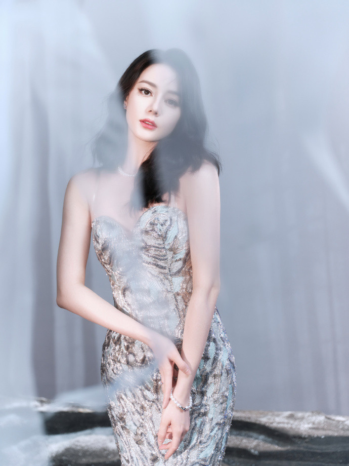 1.热巴一时半会儿还是没法离开老东家。2.陈飞宇发胖会影响颜值，但是团队又不好说