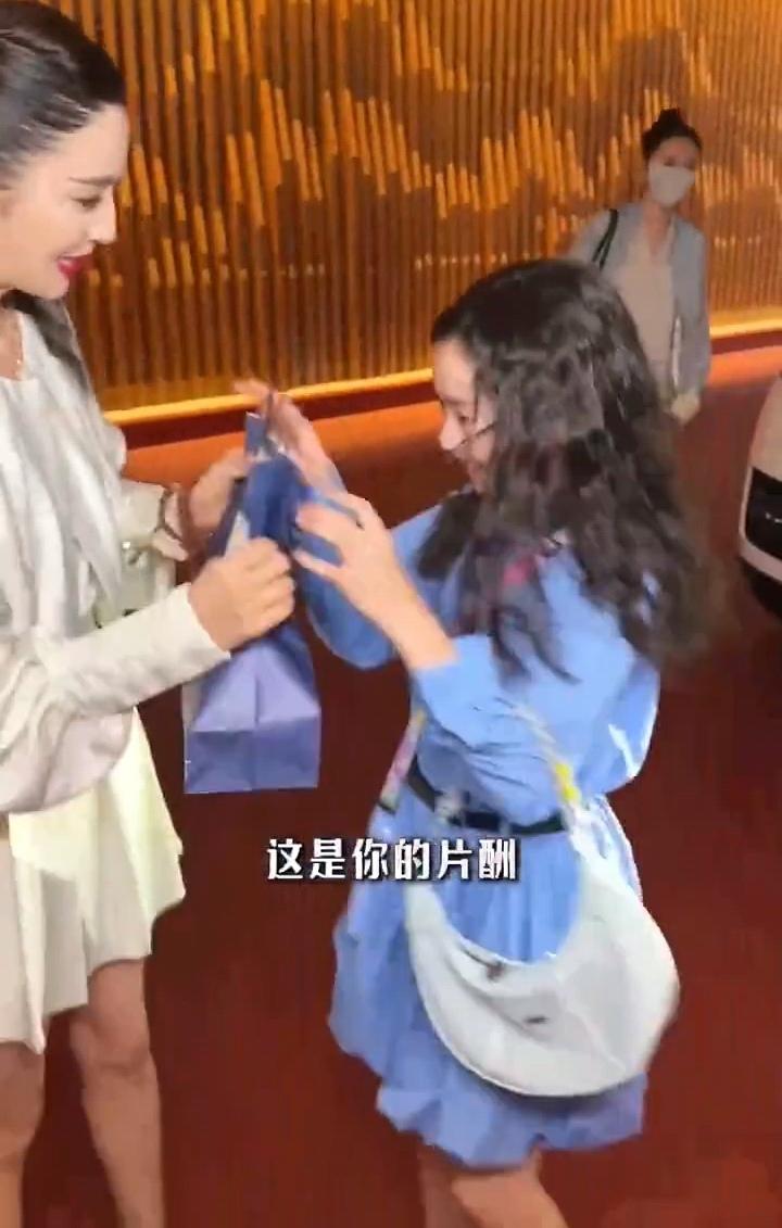 看小酒窝这表情，佟丽娅这位“准婆婆”给的片酬起码上六位数了，10岁的小朋友四个月