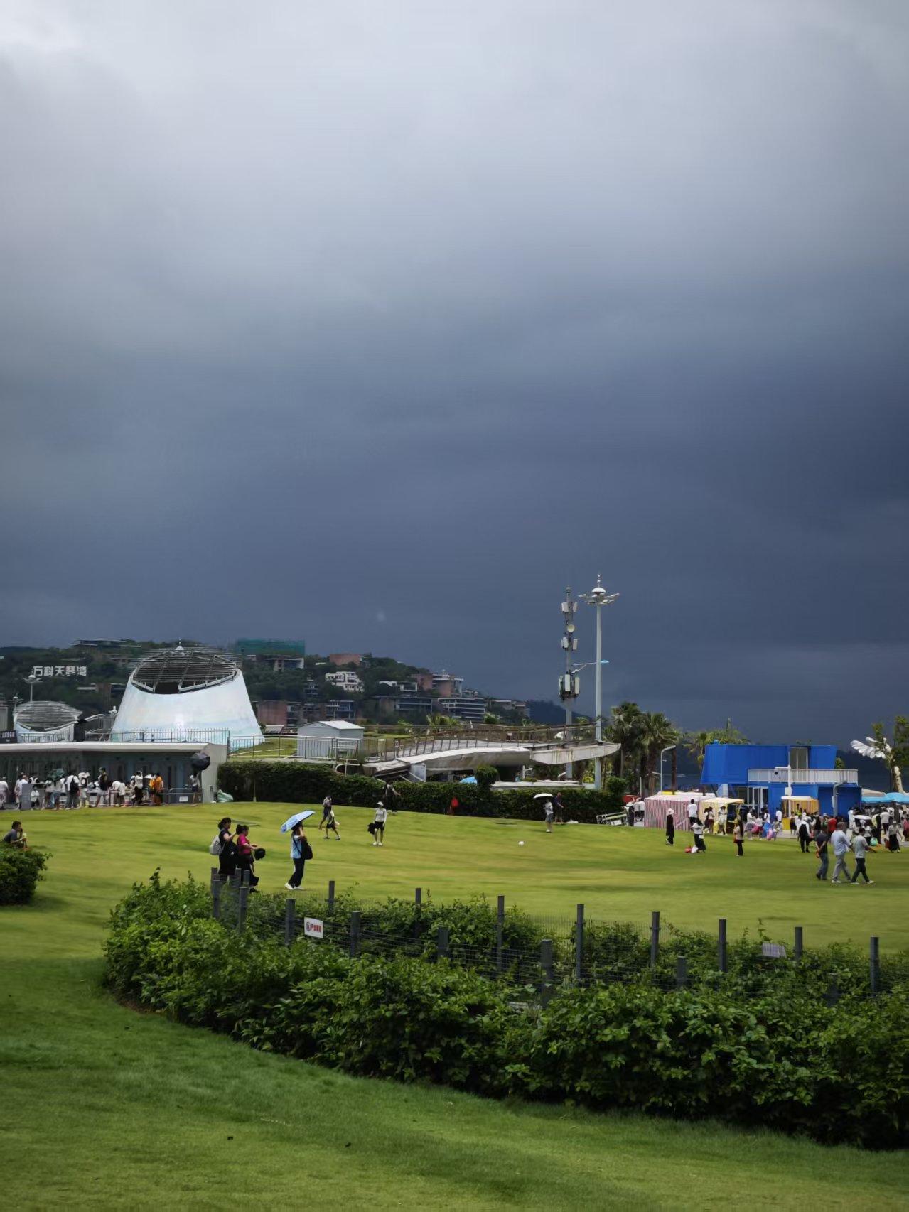 深圳五一最火爆的旅游景点，深圳大梅沙海滨公园5月3号中午12：30到13：00点