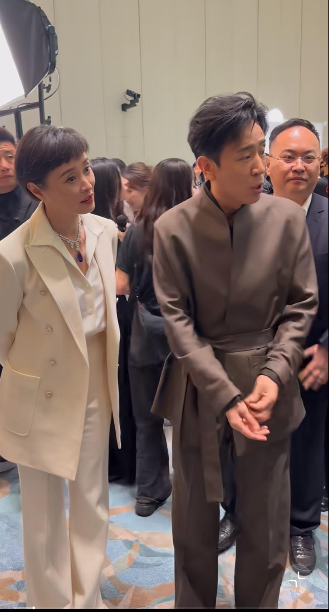 这么帅的于和伟，谁给设计的这身衣服？这不是故意整他吗？这腰带太出戏啦。吴越小姐