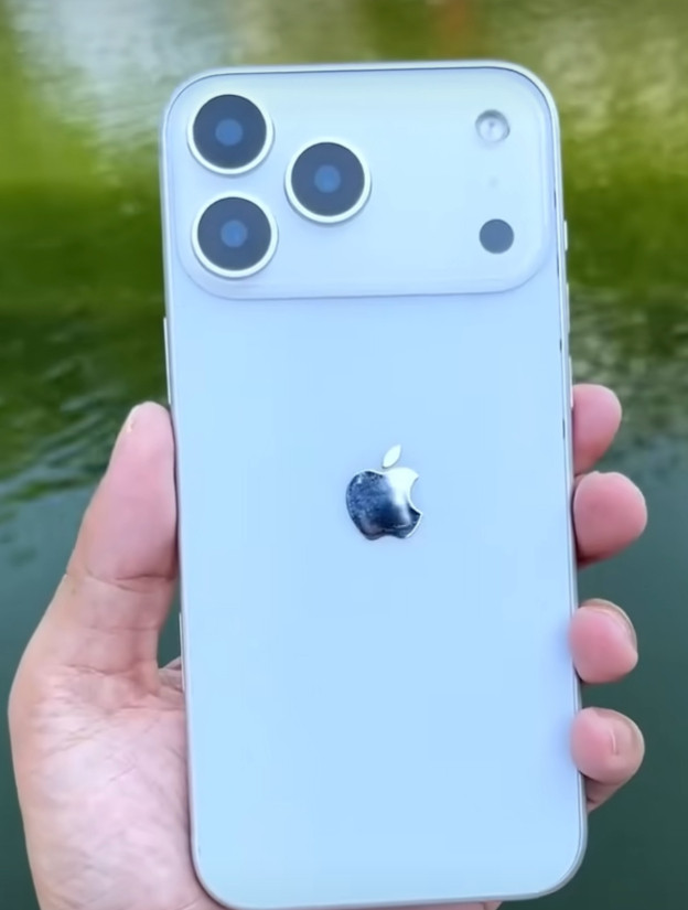 iPhone17ProMax最新机模最开始无法接受，现在竟然慢慢把它看顺眼了[