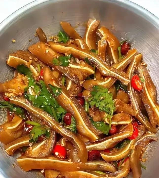 平时不屑一顾的猪耳朵，为什么做成凉菜后价格暴增？