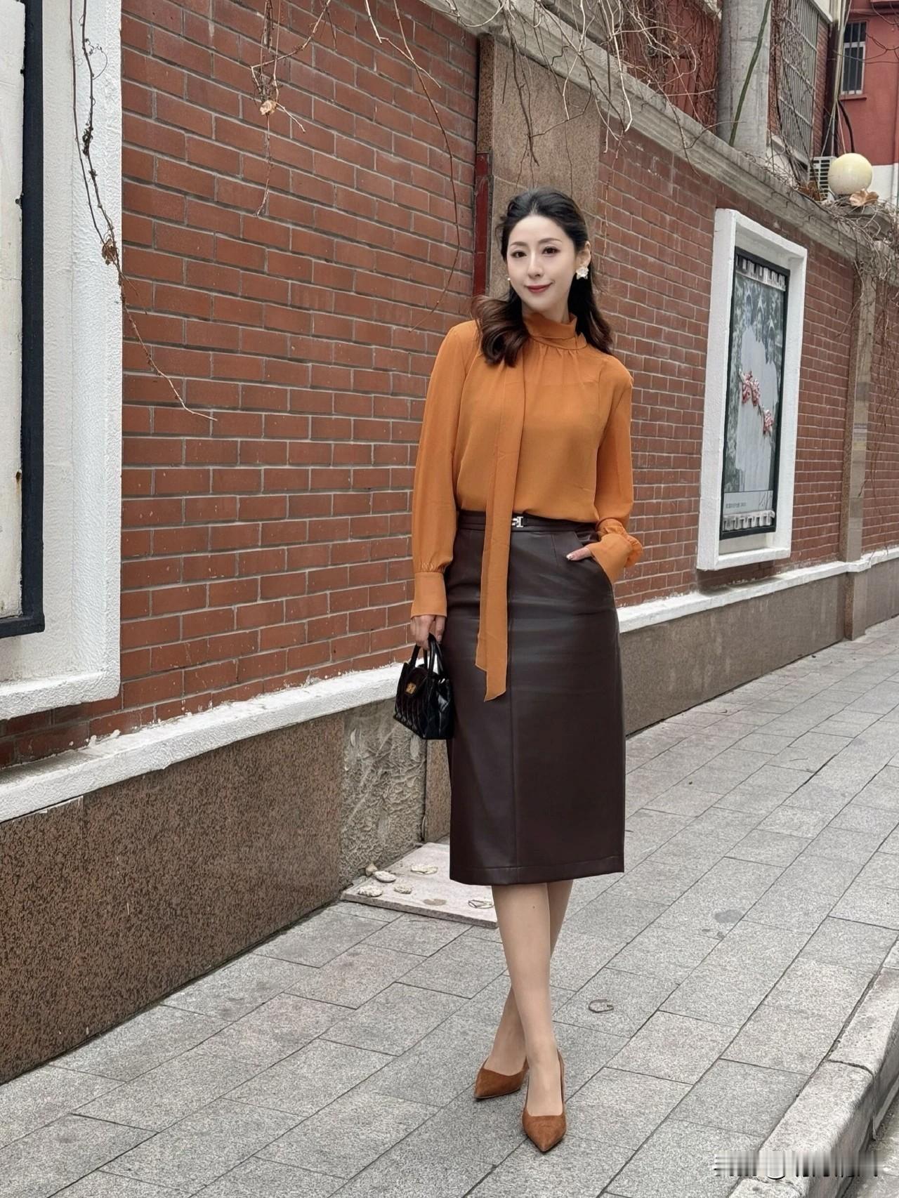 橙色衬衫配棕色皮裙，这组合也太好看了吧！以前总觉得橙色不好驾驭，没想到搭上棕