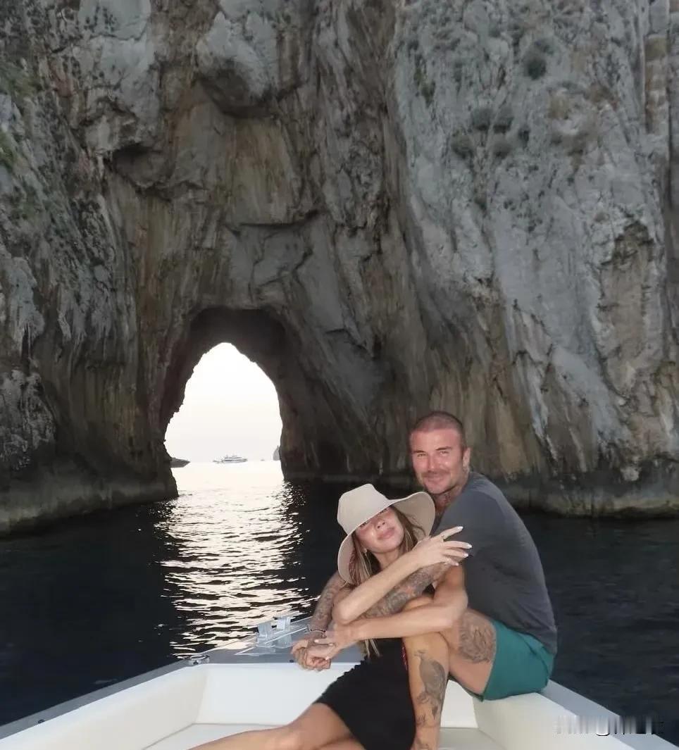 欧美一些明星爹妈会把孩子从小当成时尚单品，孩子小的时候无法选择，但是把孩子暴露在