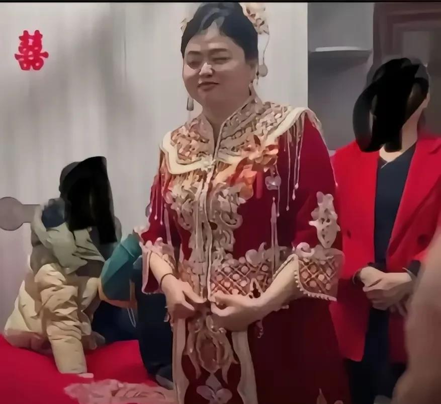 新娘子体重130斤，笑容可掬，一看就是相夫教子的好女人！谁娶到她谁幸福一辈子了！