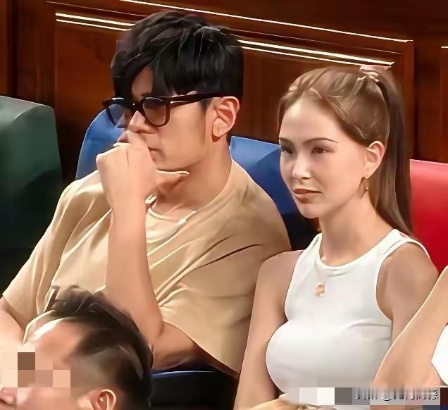 周杰伦和老婆在一起看比赛，两个人都是非常有气场的，按道理说，周杰伦岁数也不小了，
