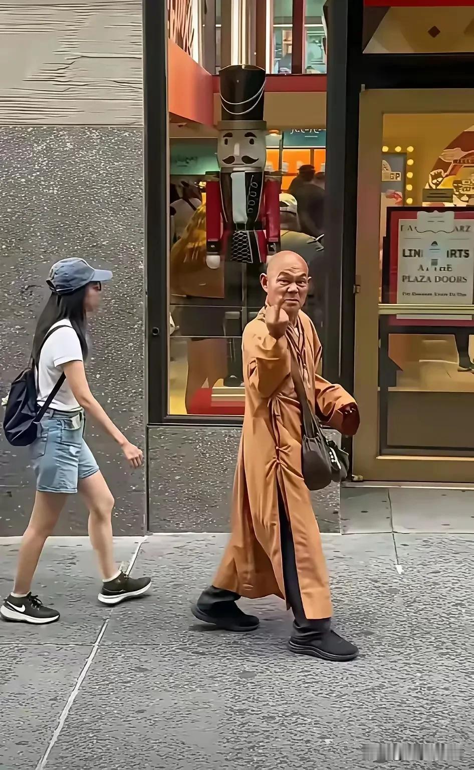 又是一位得道高僧？看他面目狰狞、首竖中指，应该也不是位善僧！不知道这身衣