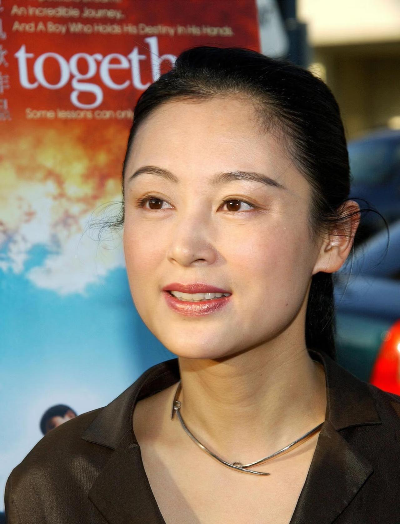 她再也不用等导演喊“卡”了。现在，她决定整部电影的每一帧。52岁的陈红，撕掉