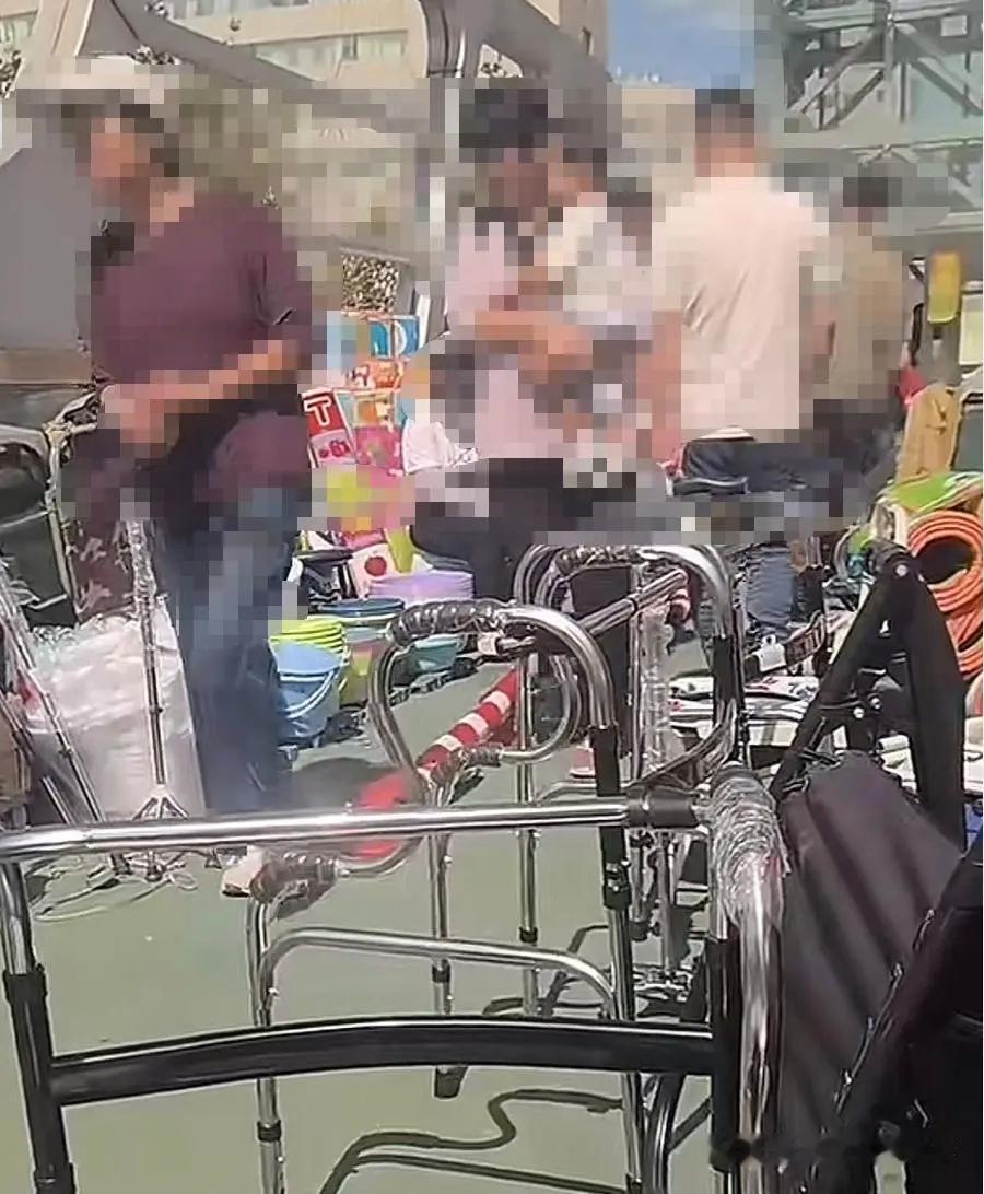刚刚！滨州医学院附院天桥！清理了！网友投稿：一直以来，山东滨州黄河二路滨医附