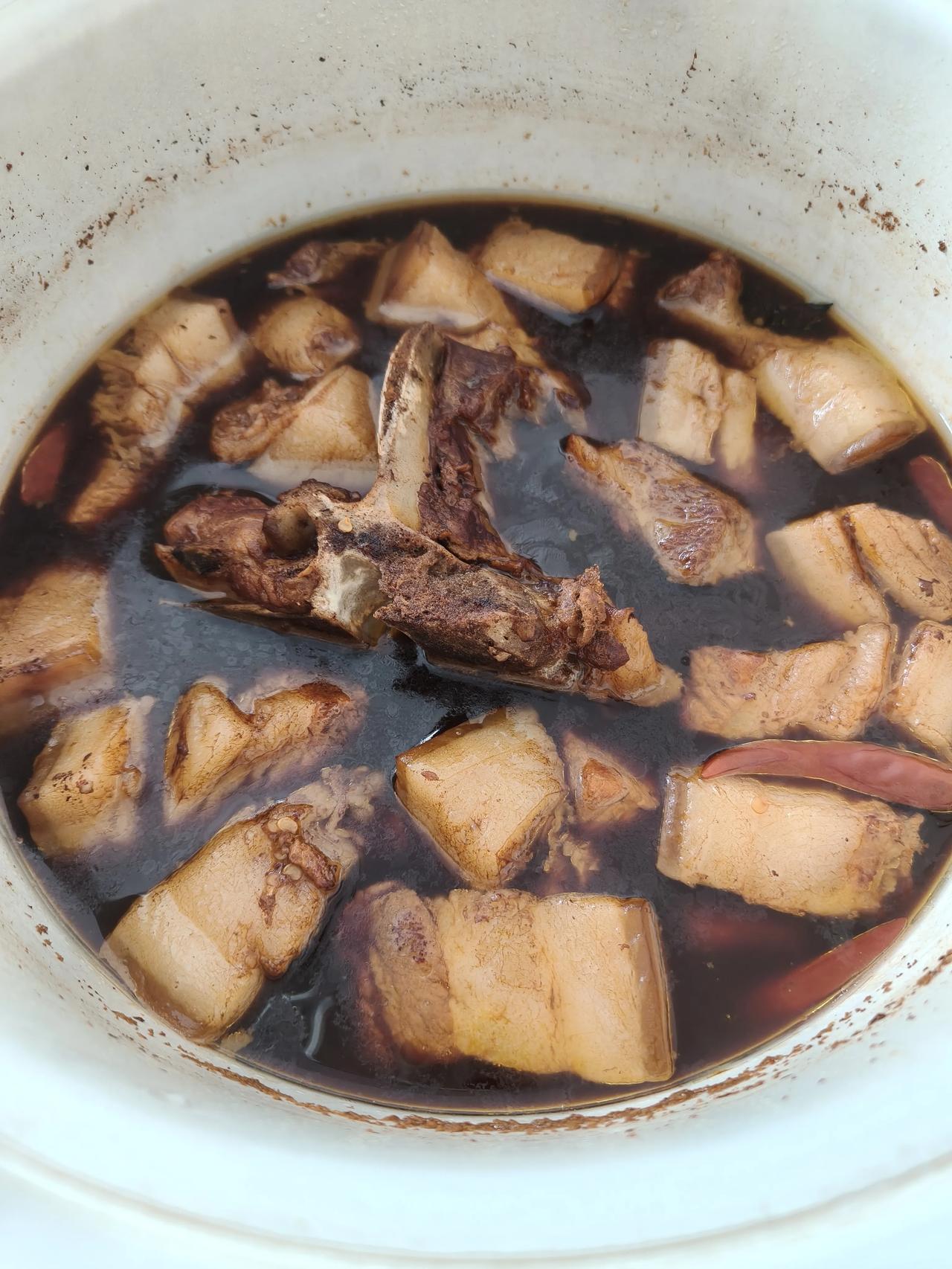 还是老家的菜有味道～红烧肉🥩吃了好几块～白酒喝了二两～[吐舌头眯眼睛笑]大弟弟厨艺不错