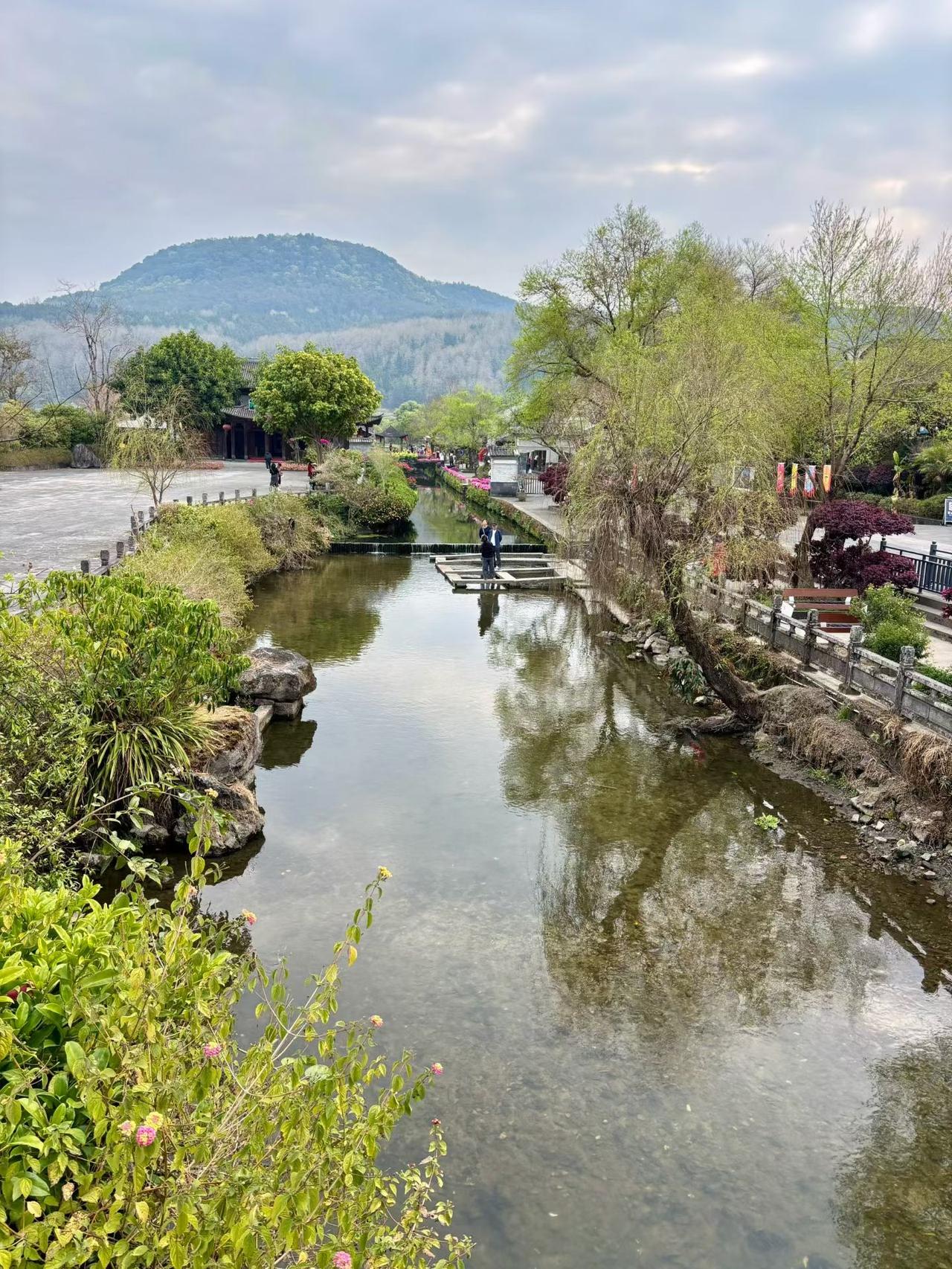 爷孙三代五口人于同一单位工作，若无意外，第四代也将延续这份工作一家八