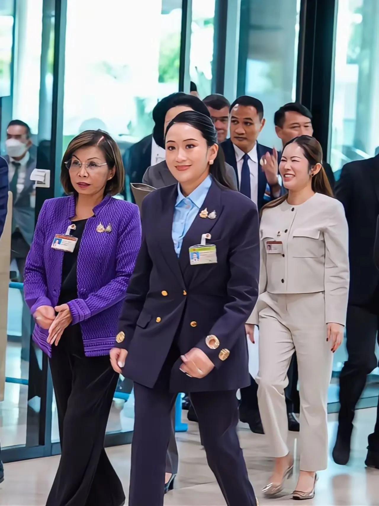 真是佩服这位泰国女强人，泰国文化部长通佩坦，她的心理素质可以说是非常过得硬。面对