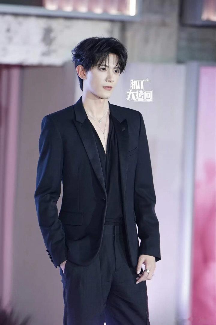 邓凯闫桉ysl活动谁的黑色西装更好看