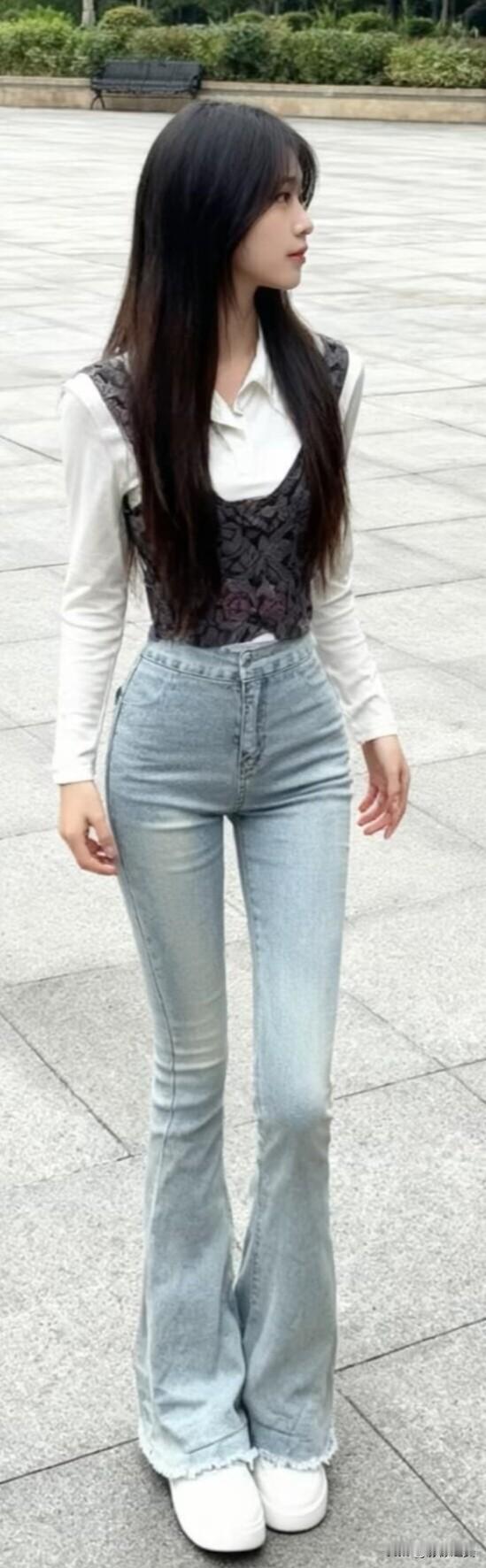 今天这身穿搭很有层次感,白衬衫配蕾丝背心,高腰喇叭裤拉长比例,白色鞋子简约百搭,