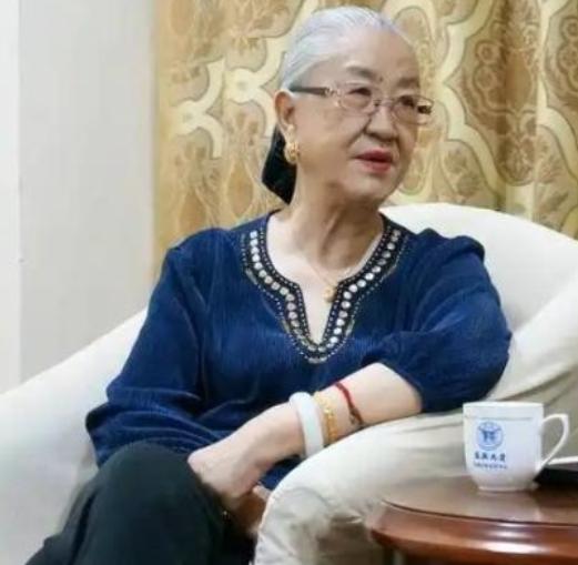 1986年，中央一条“高干子弟一律不准经商”，使得原国防部长耿飚的长女，一夜之间