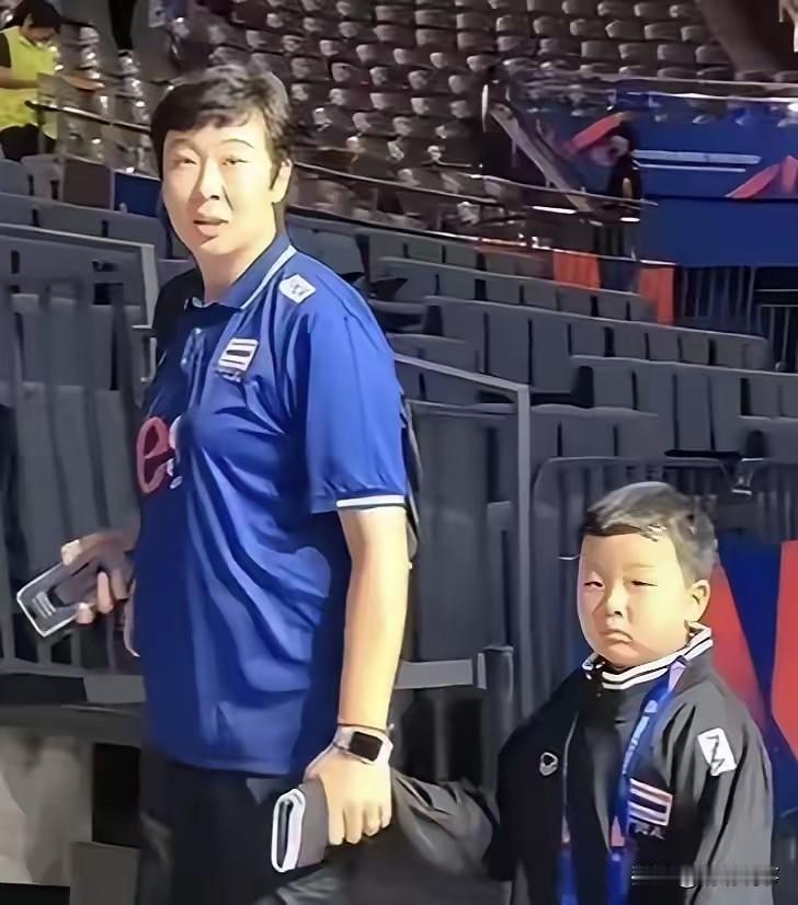 冯坤儿子穿泰国队服坐天津场边，有点晃眼！不是因为他长得像冯坤也不是因为4