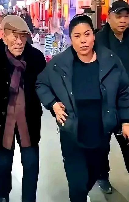 杨少华也算很有福气，四个儿子四个儿媳，还有保姆照顾。其他儿媳妇不清楚，三儿媳对他