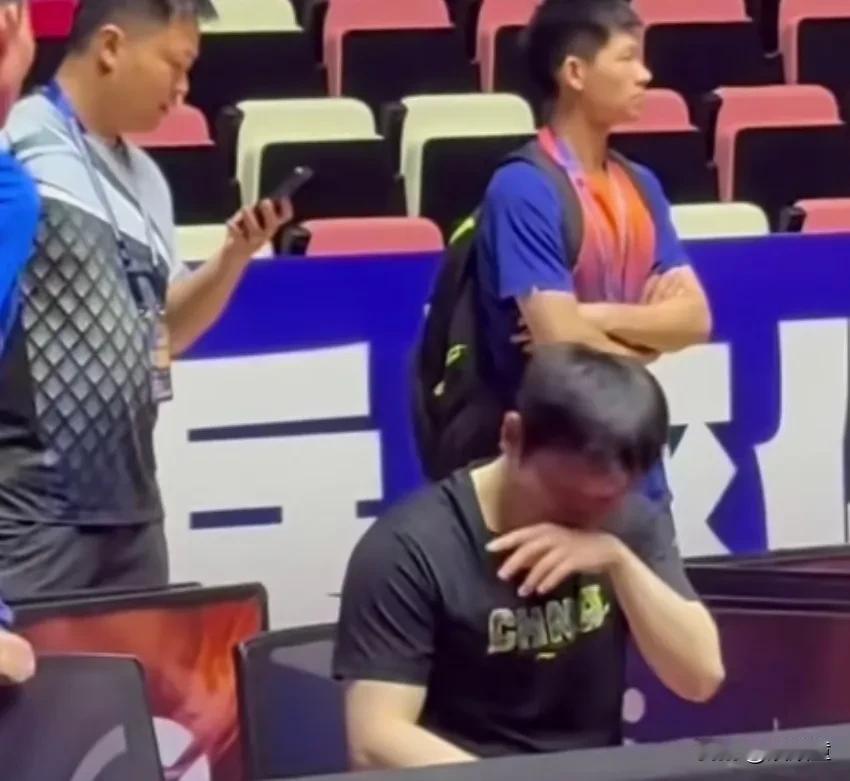 关系这个东西，真不是镜头能够刻意拍出来的，都是不自觉的流露！樊振东与林高远在乒
