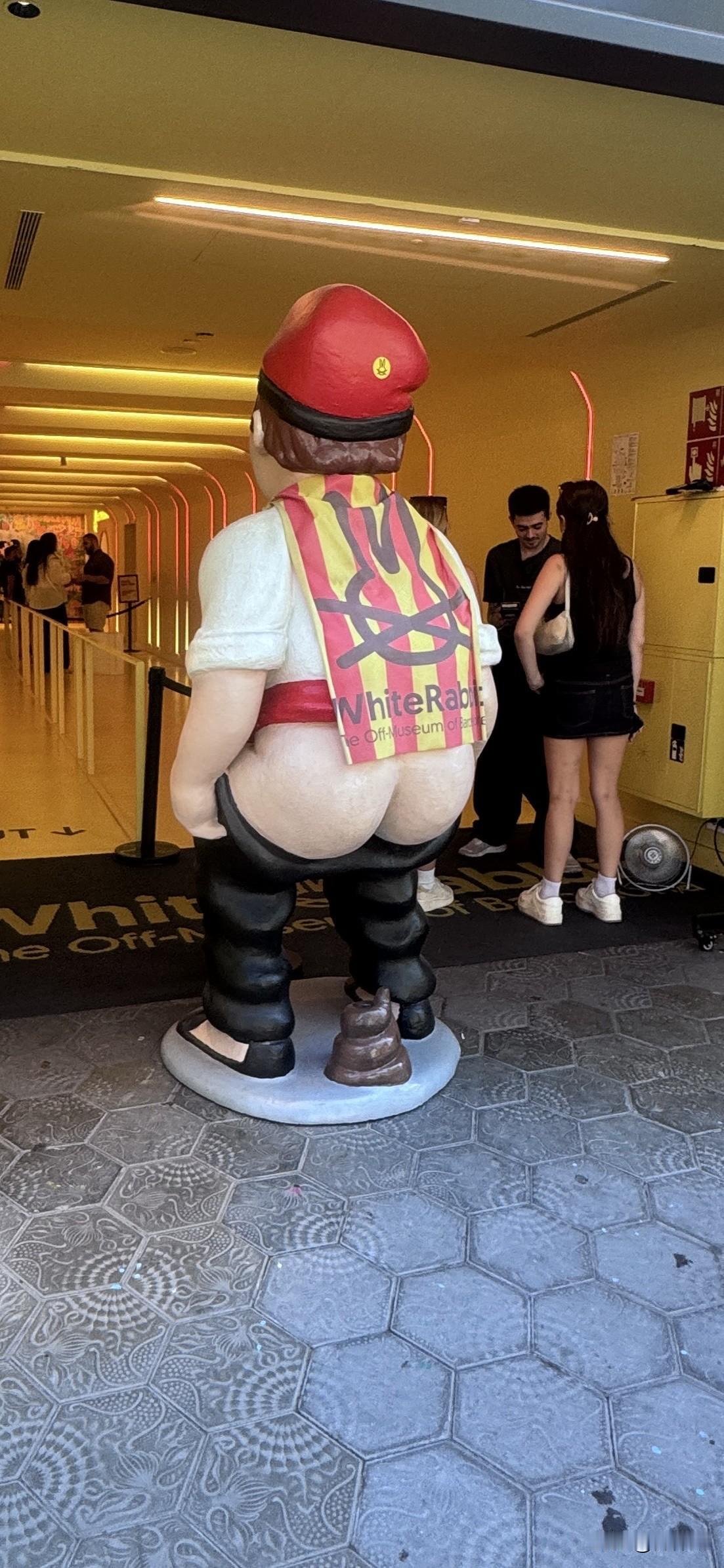 男人拉便便雕塑也能成为街头风景，照片拍于西班牙首都马德里。摆在白兔另类美术馆