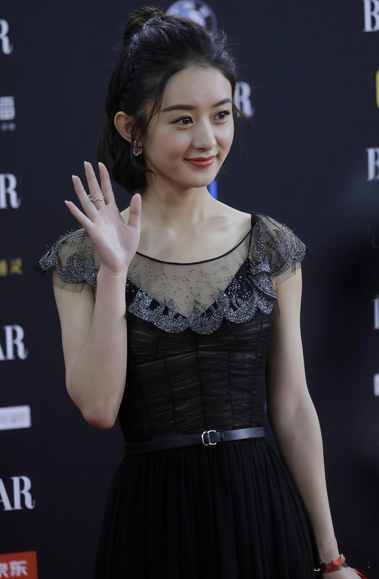 赵丽颖芭莎慈善夜生图出圈，黑裙公主美得闪闪发光刚刚落幕的2026芭莎慈善夜上