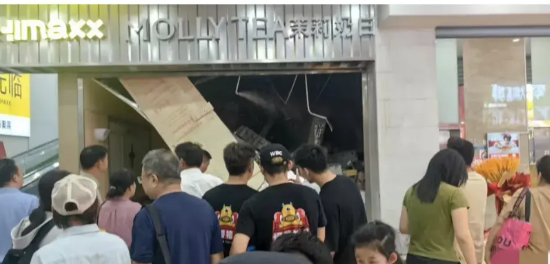 上海闵行区茉莉奶白吊顶坍塌砸死一名08年17岁的男生，吊顶上方有水泥块，当场没命