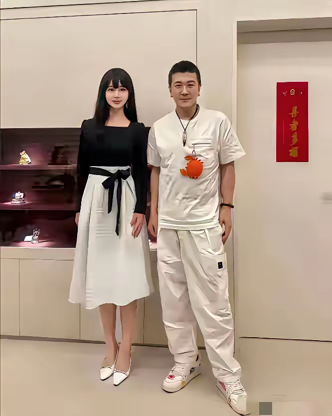 没有黄圣依，杨子还是照样潇洒，旁边的美女真漂亮，有认识的吗？