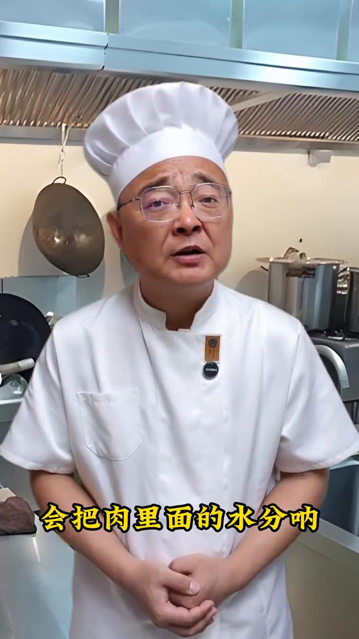 告诉大家一个秘密：切好的瘦肉千万不要直接下锅去炒了，不然再好的猪肉都被你给糟蹋了
