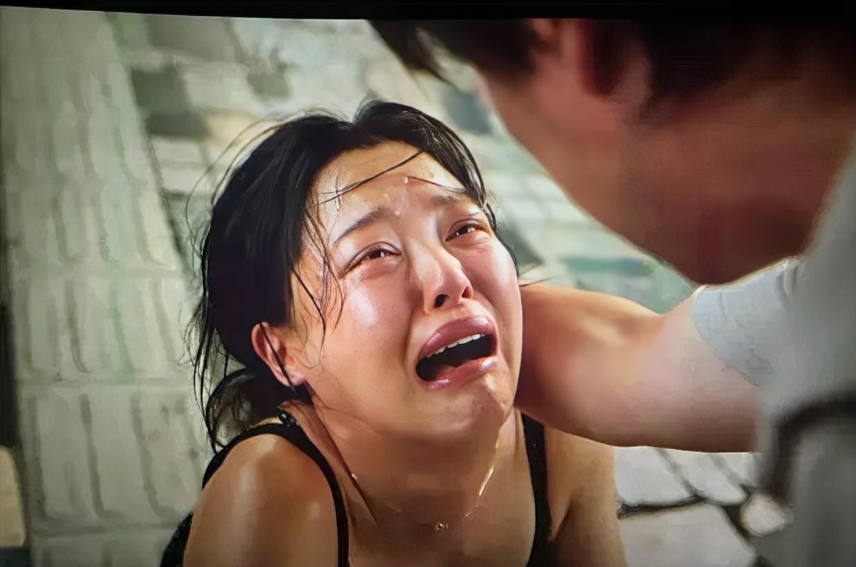 辛芷蕾要哭了，获国际大奖影片票房倒挂，预测总票房居然只有3000万。[笑着哭]