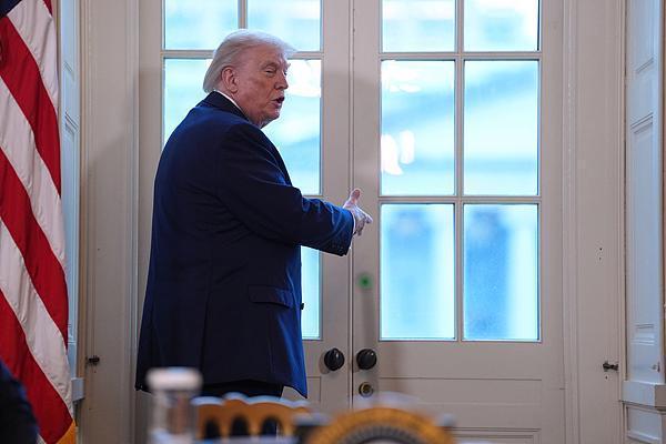 太不靠谱！特朗普当众读出鲁比奥的纸条，全场都傻了……上周五白宫