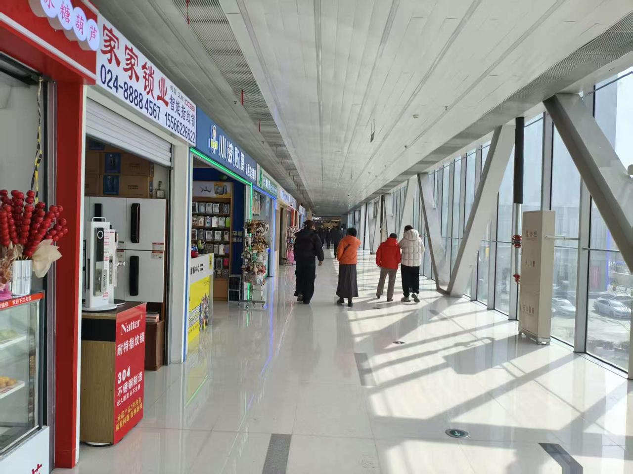 沈阳人就是聪明，尤其是商业方面！大家想一想过街通道原本就是满足过街需要的，但是天