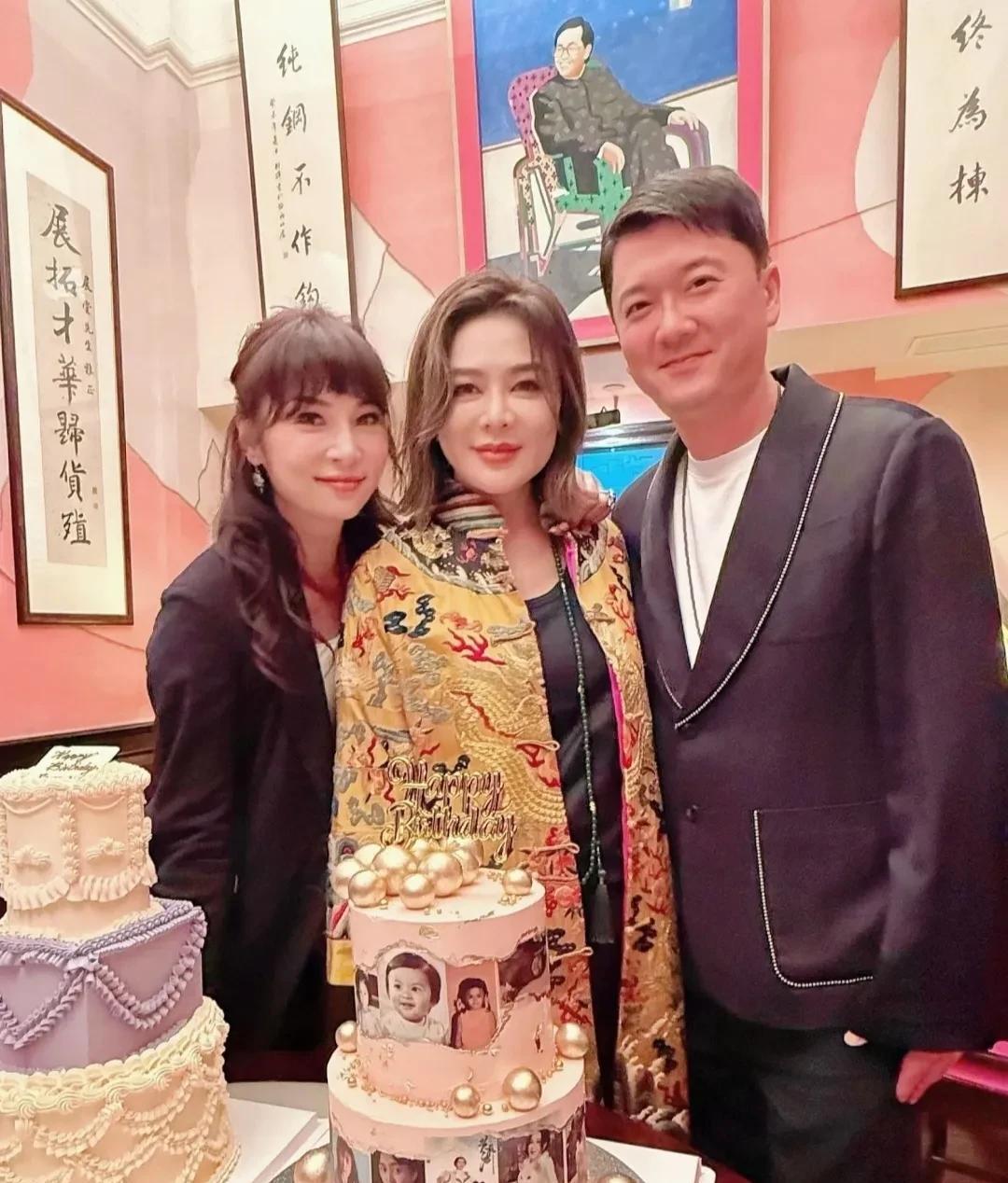 岁月是不是对关之琳特地开了滤镜啊？！9月24日，是关之琳的63岁生日，她和朋友
