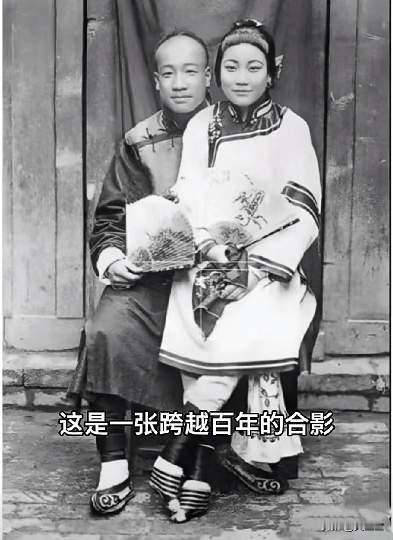 旧照片：晚清夫妇的一张合影，你看了才懂什么叫岁月静好。