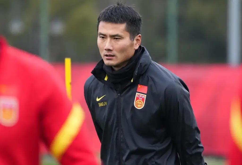 邵佳一确认出任中国国家队新任主帅，会带来怎样的战术体系？我认为，邵佳一的业务