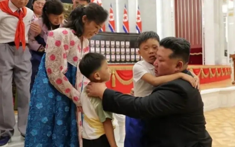 委员长流泪哀悼今天下午，委员长在平壤官邸接见了在俄乌战争中，为俄罗斯作战牺牲的