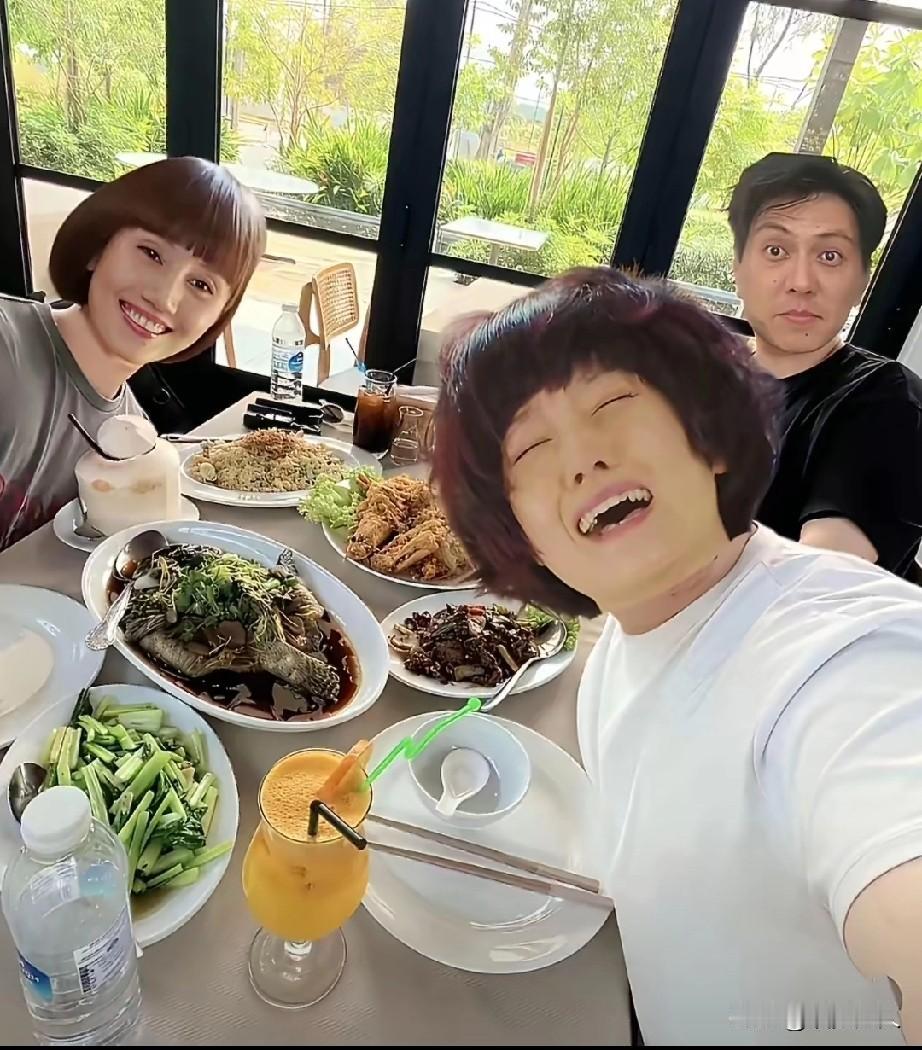 这三位终于同框聚一块儿了，看着真热闹！马伊琍笑起来特别可爱，露出小虎牙，看着特